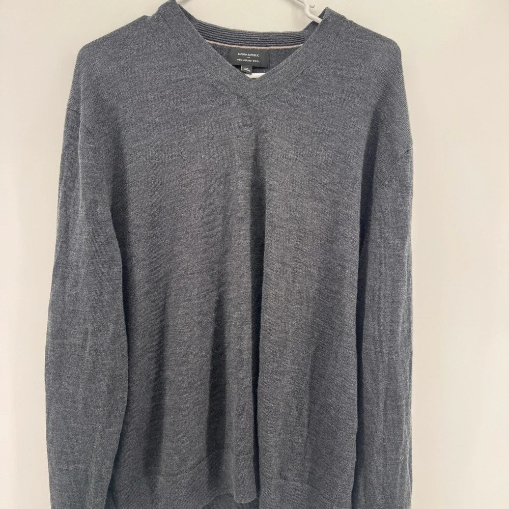 Merion Wool Banana Republic Men XL Charcoal Gray V-Neck Sweater Knit Top Classic